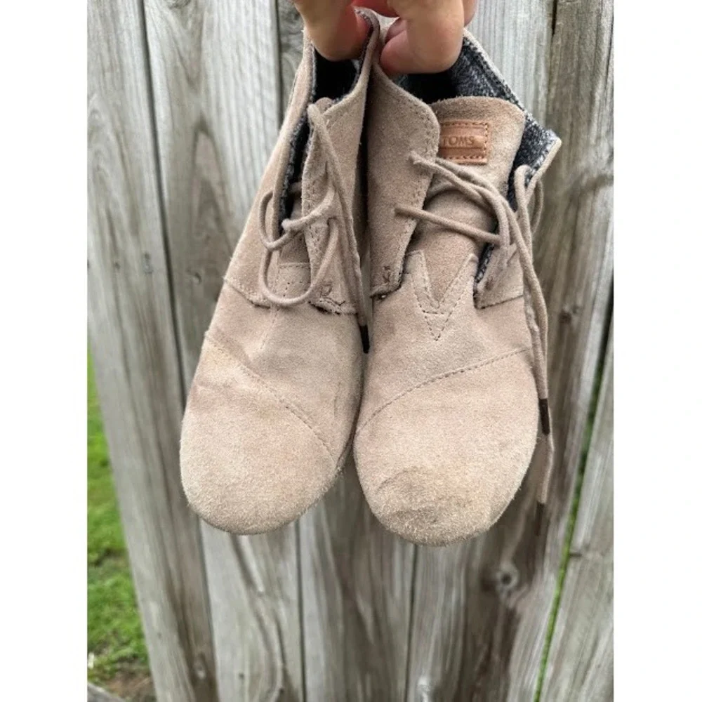 Boho Casual TOMS Desert Wedge Booties Size 8 Taupe Suede Lace Up Chukka